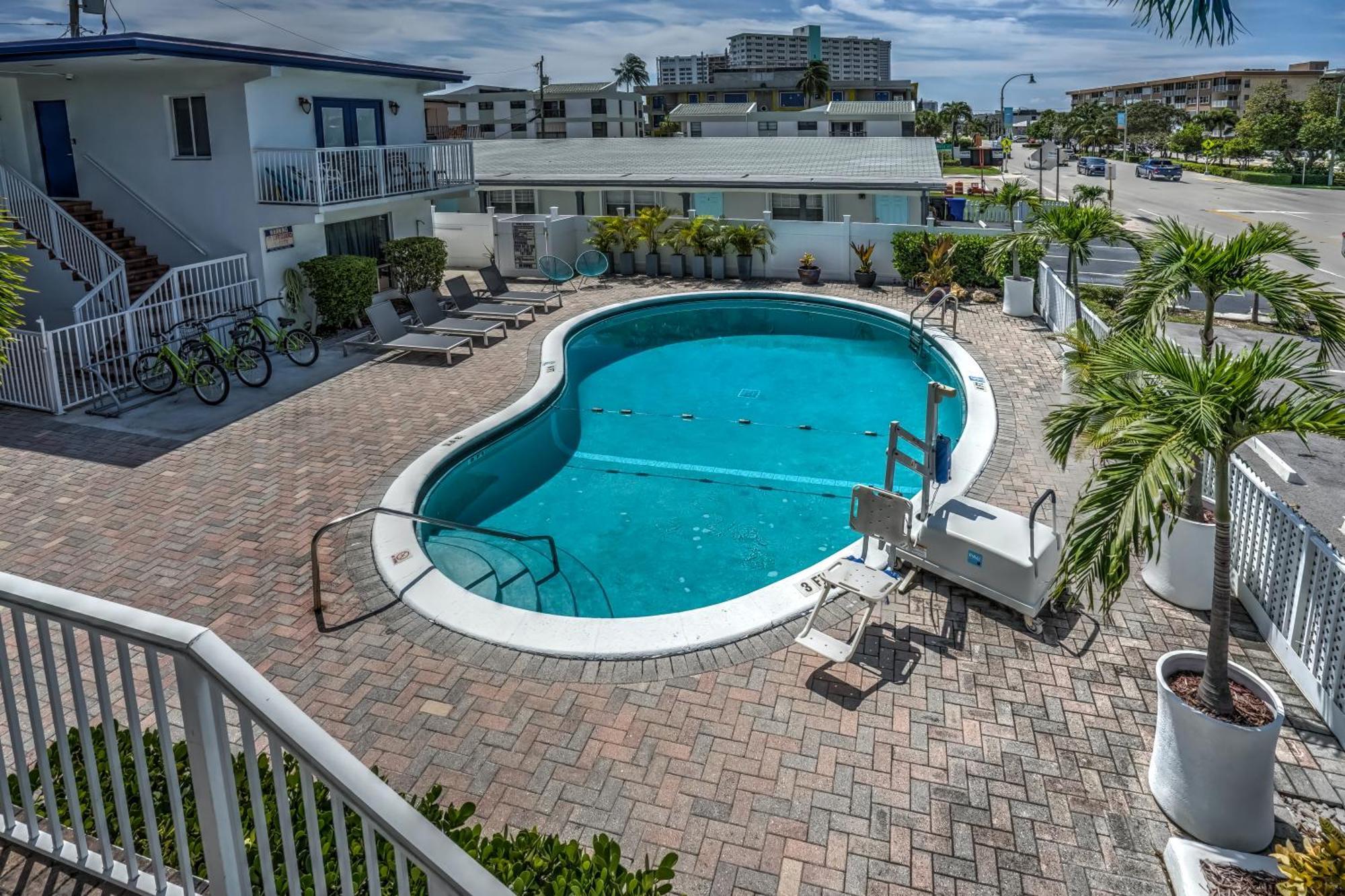 Hotel Blue Strawberry By The Sea Lauderdale-by-the-Sea Exterior foto