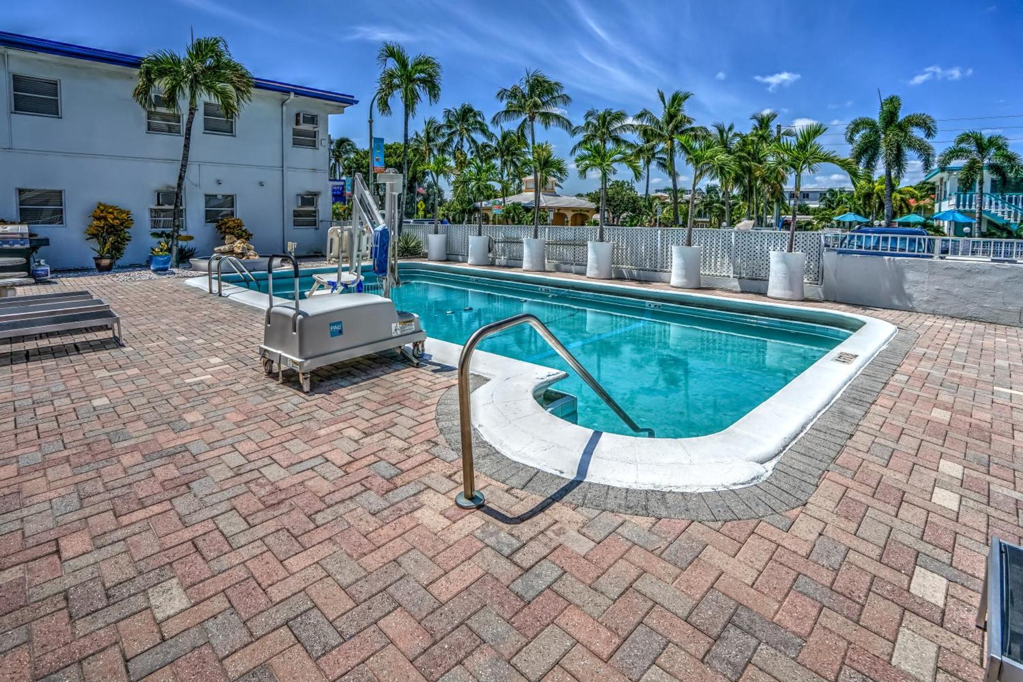 Hotel Blue Strawberry By The Sea Lauderdale-by-the-Sea Exterior foto